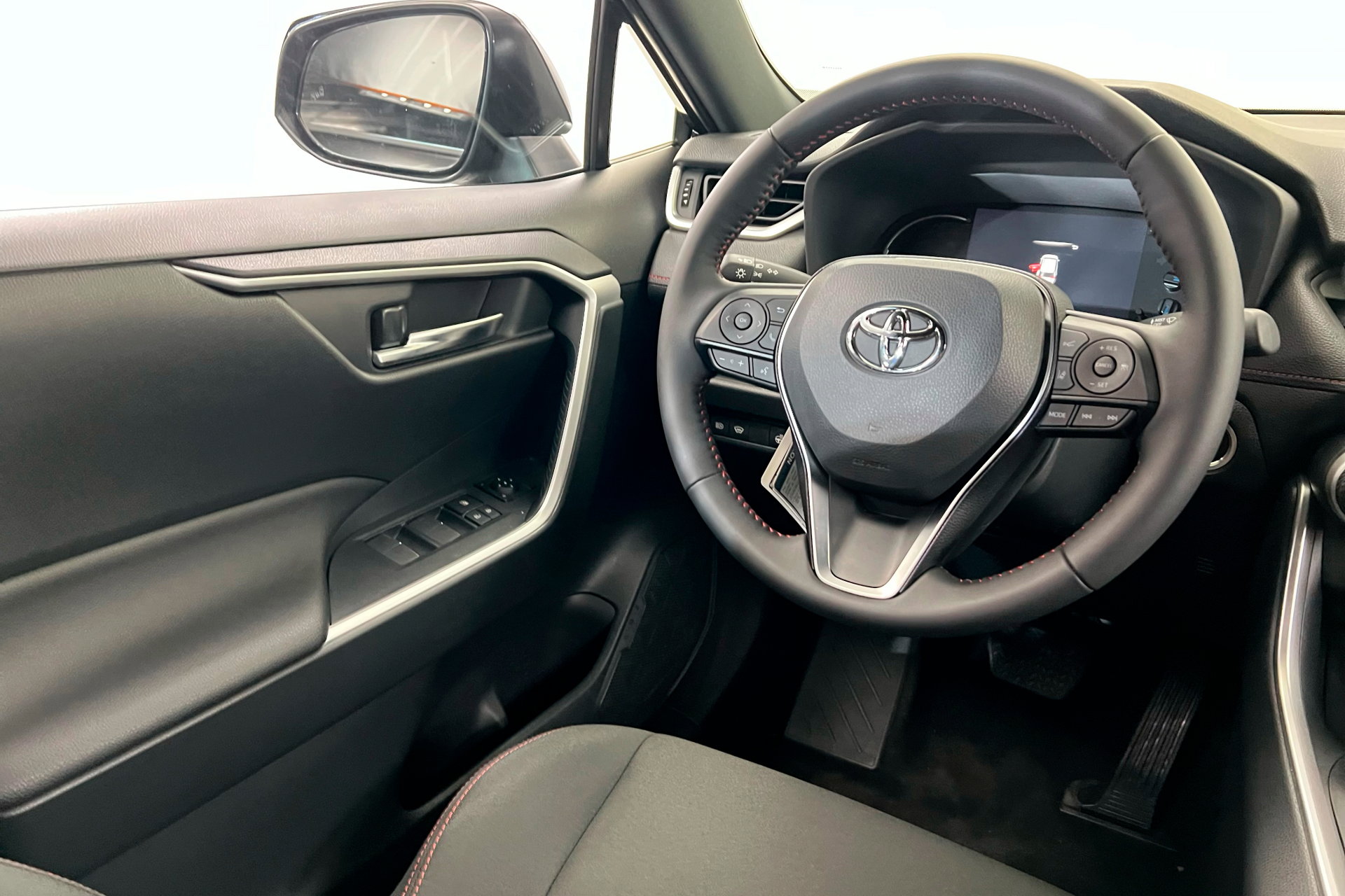 Used 2025 Toyota RAV4 SE w/ Weather & Moonroof Package image 10