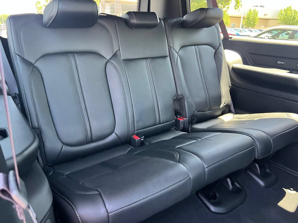 New 2025 Jeep Wagoneer L Series II AWD/4WD image 16