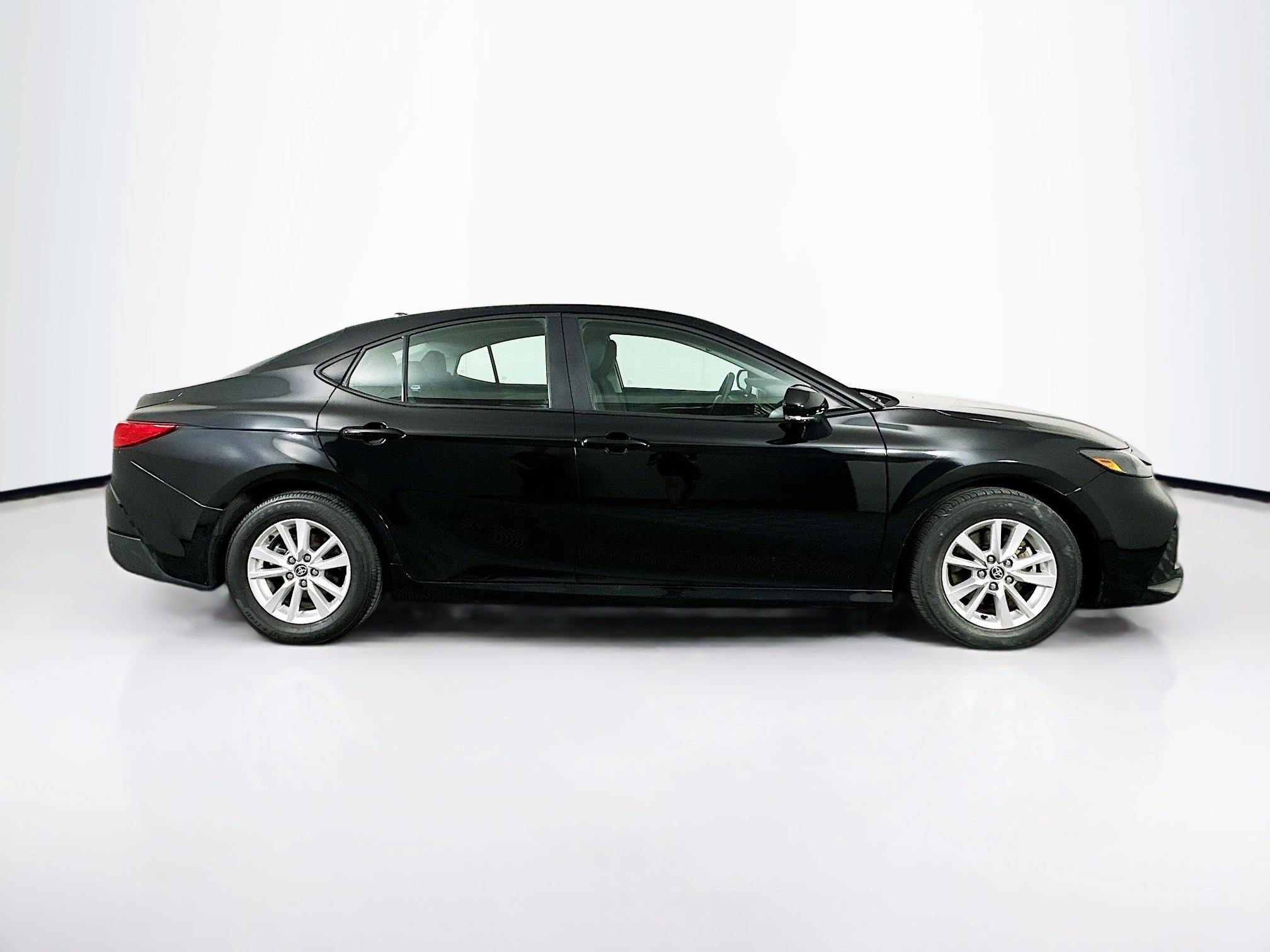 Used 2025 Toyota Camry LE image 10