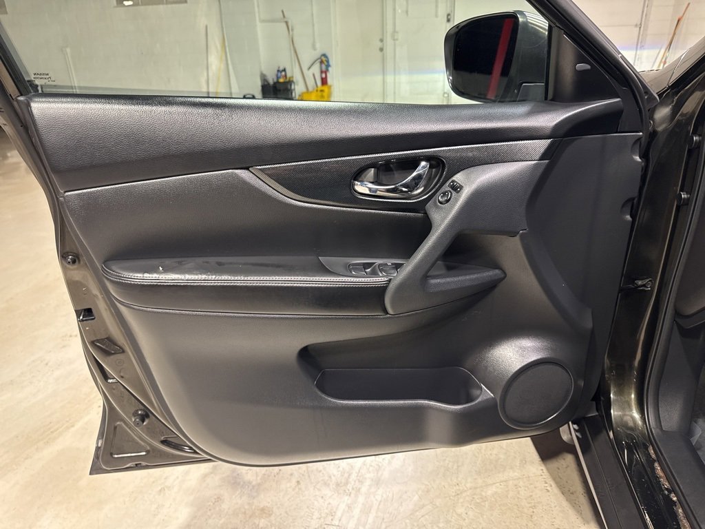 Used 2015 Nissan Rogue SL w/ SL Premium Package image 30