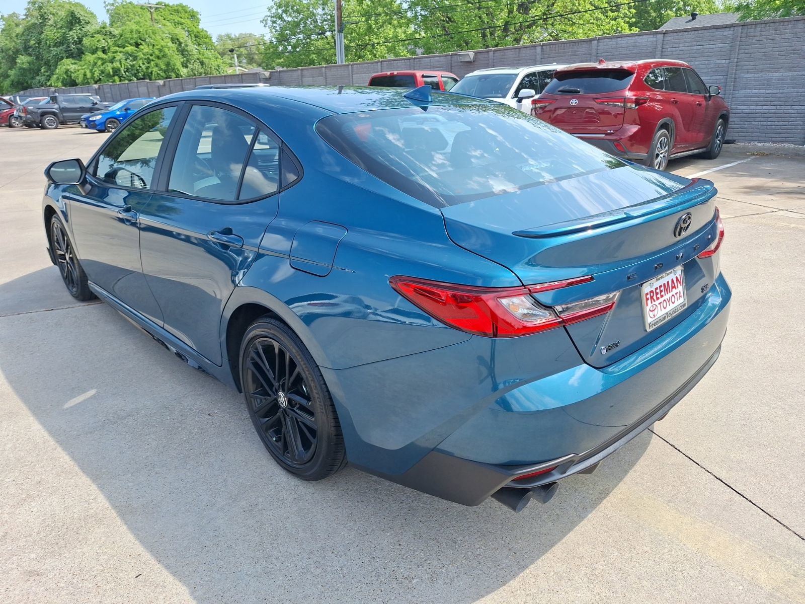 Used 2025 Toyota Camry SE w/ Convenience Package FWD image 4