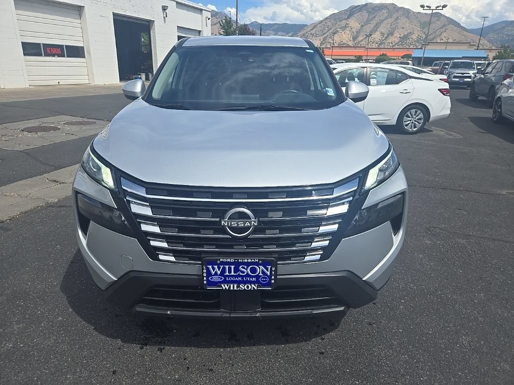 Used 2025 Nissan Rogue SV AWD/4WD image 2