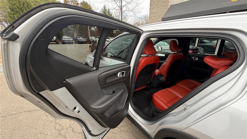 Used 2019 Volvo XC40 T5 Momentum image 17