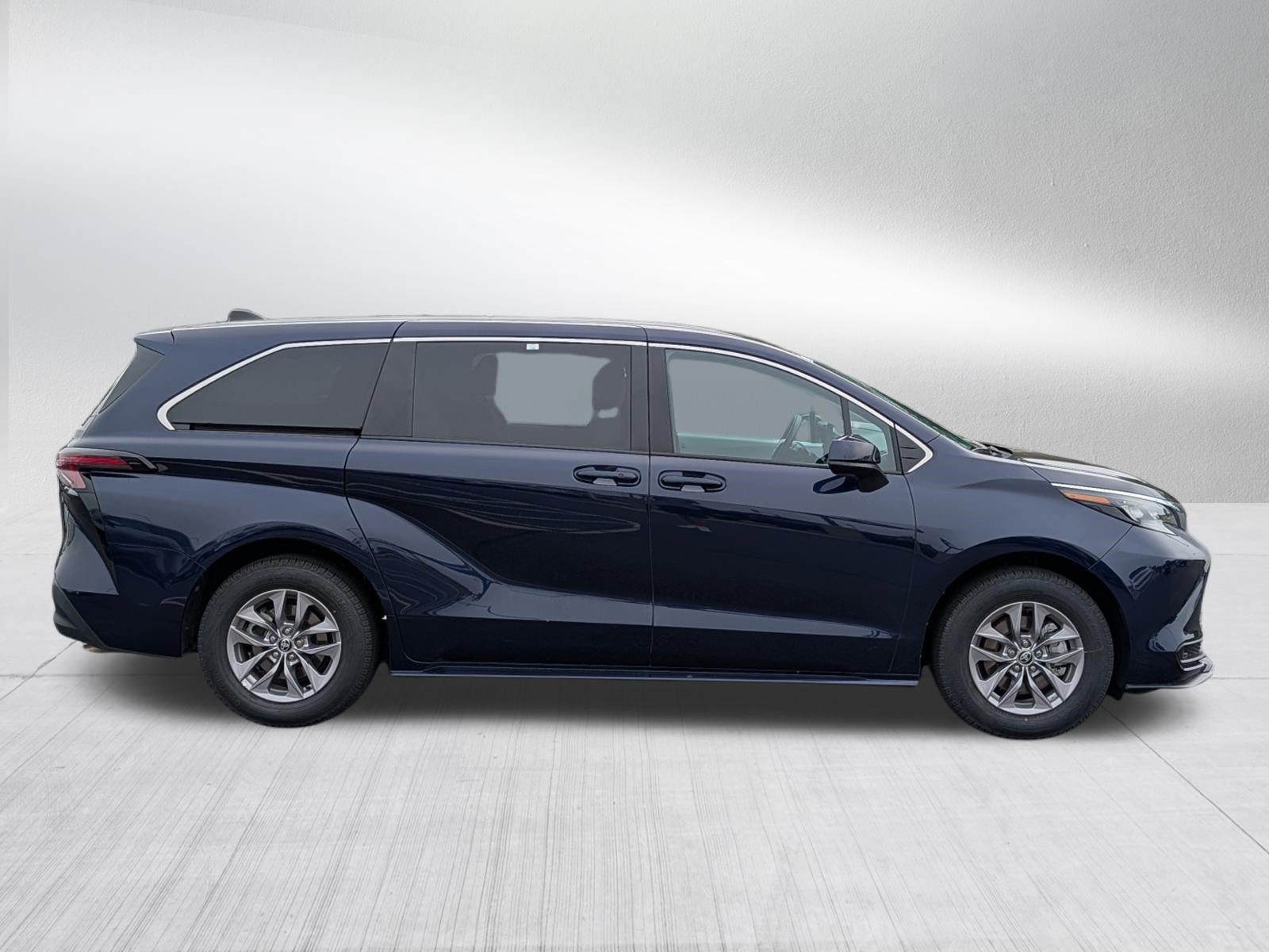 Certified 2026 Toyota Sienna LE FWD image 8