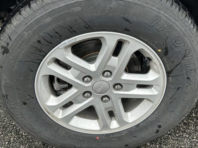 Used 2023 Jeep Grand Cherokee Laredo AWD/4WD image 12