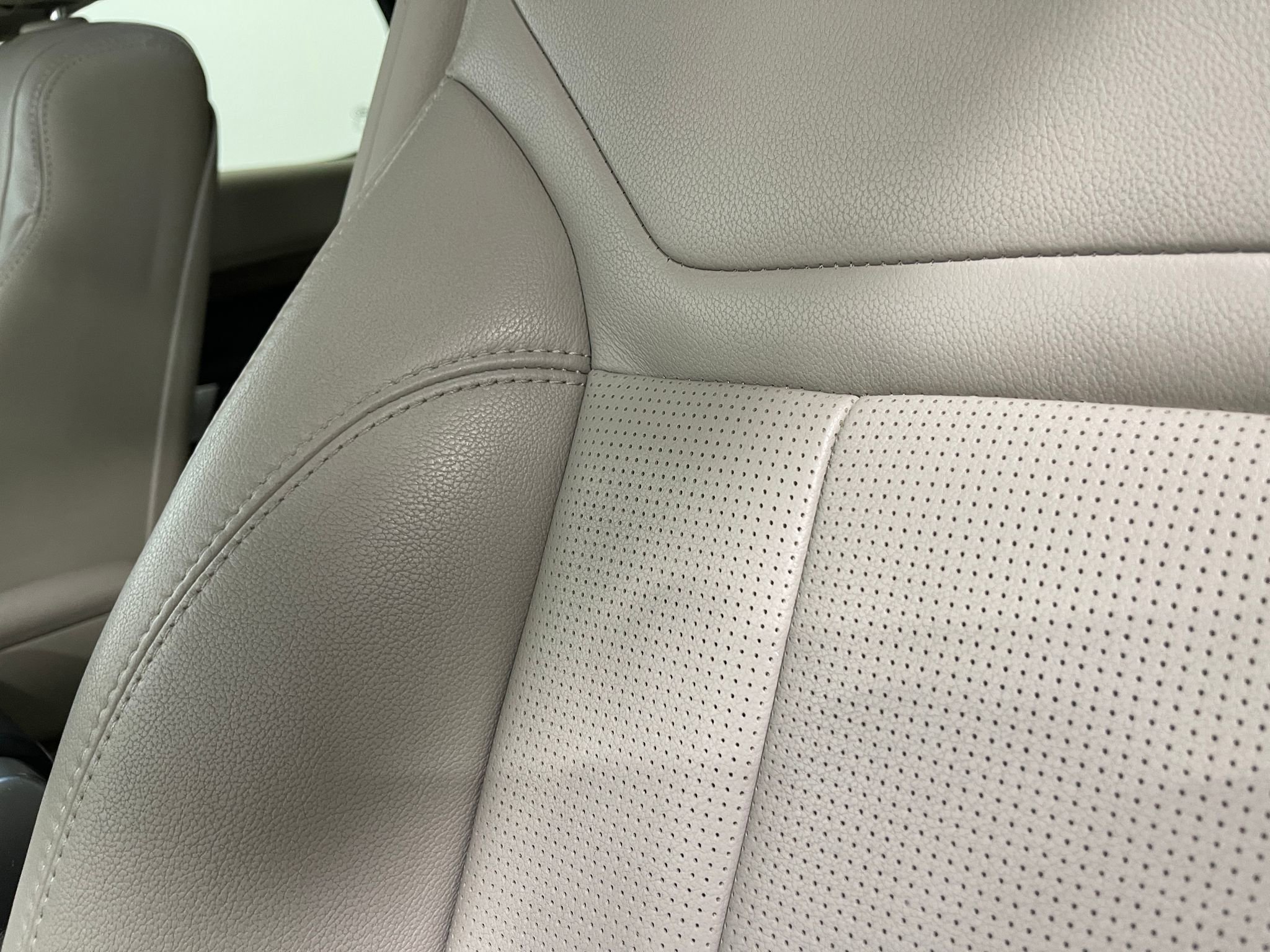 Used 2018 Land Rover Discovery HSE image 18