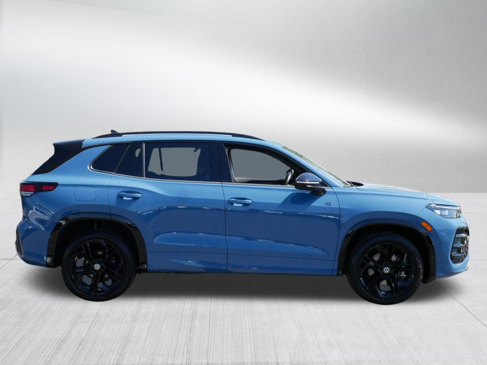Certified 2025 Volkswagen Tiguan SE R-Line AWD/4WD image 8