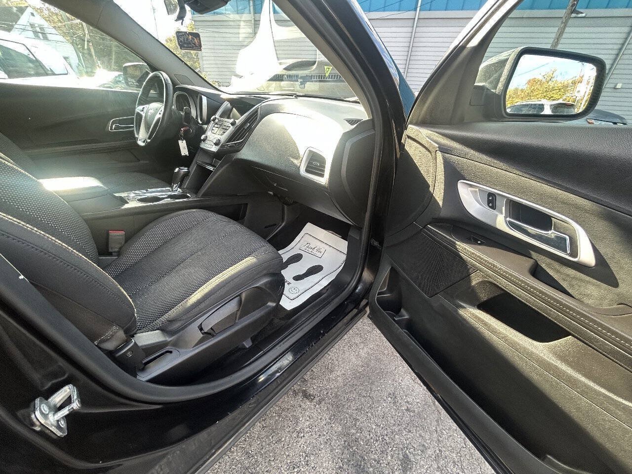 Used 2017 Chevrolet Equinox LT w/ Driver Confidence Package II AWD/4WD image 9