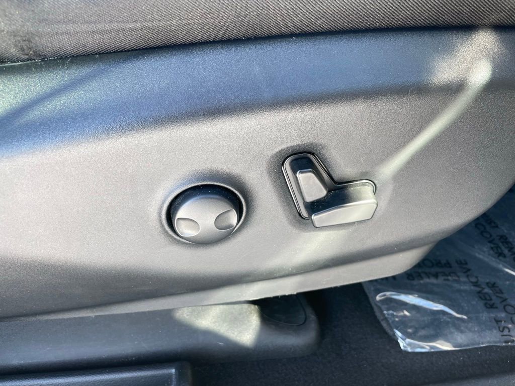 Used 2025 Chrysler Pacifica Limited image 59