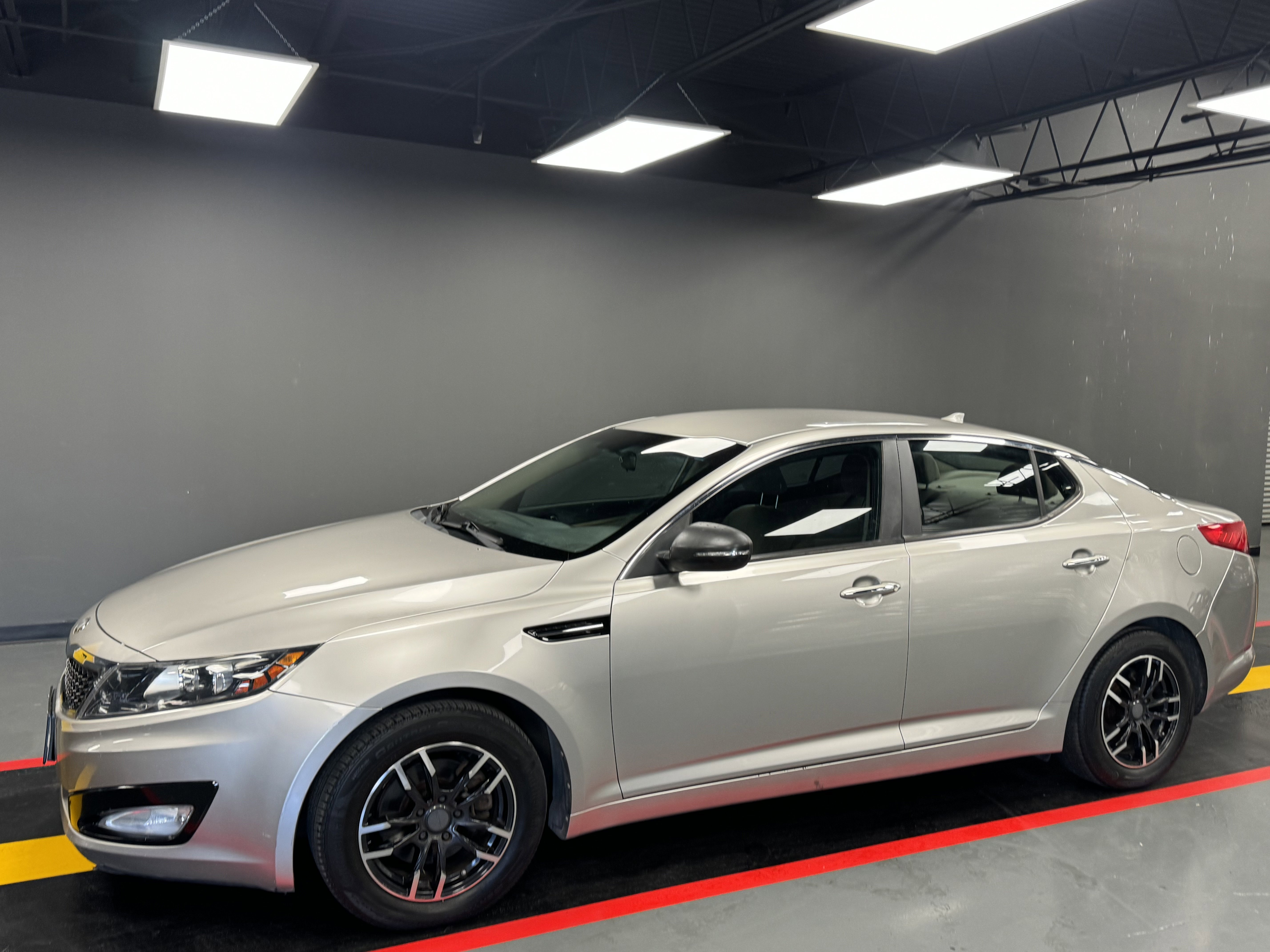 Used 2013 Kia Optima LX image 2