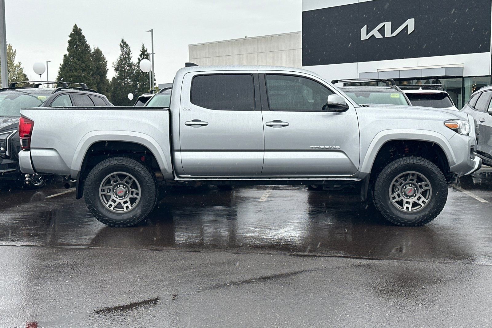 Used 2022 Toyota Tacoma SR5 w/ Technology Package image 3