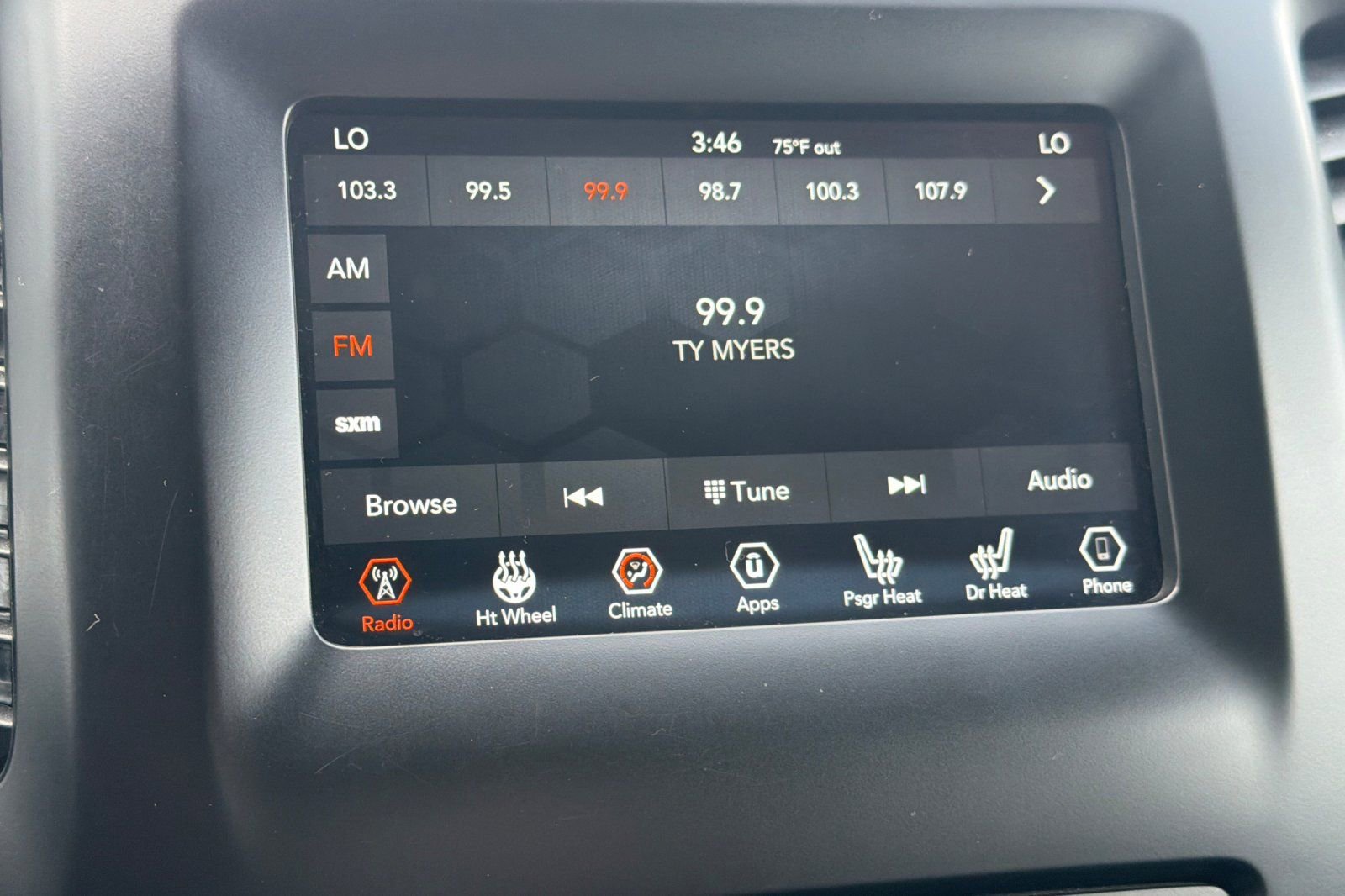 Used 2019 Jeep Cherokee Latitude Plus w/ Comfort/Convenience Group image 18