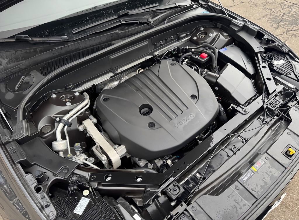 Used 2025 Volvo XC60 B5 Plus image 27