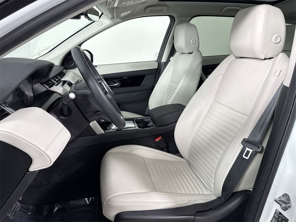 Used 2023 Land Rover Discovery Sport SE image 5