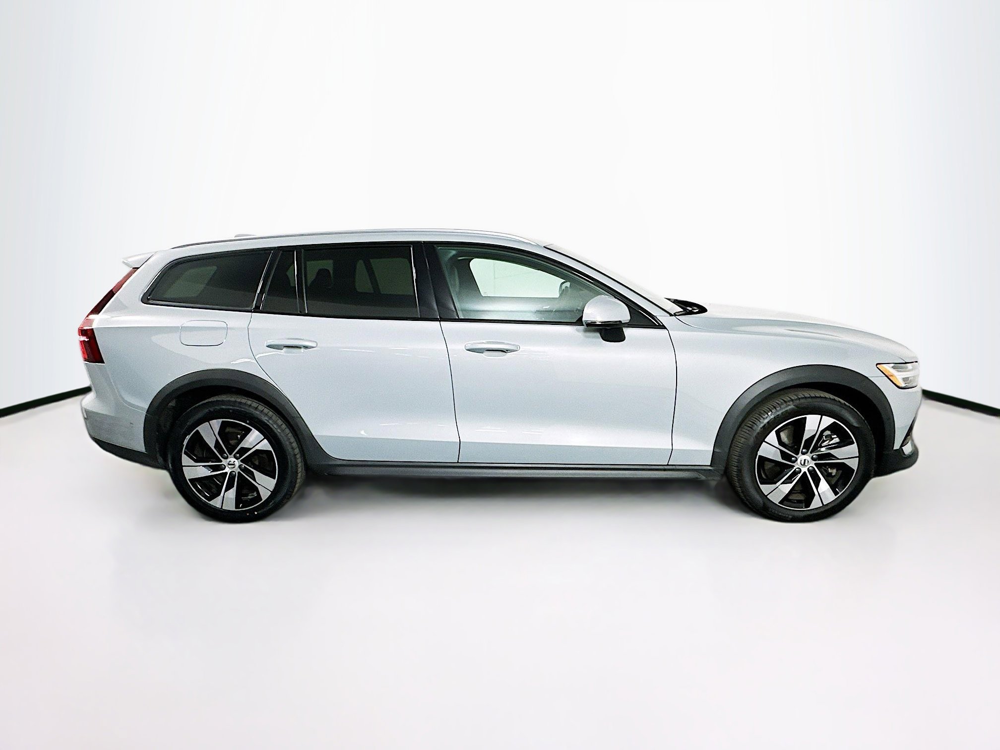 Used 2025 Volvo V60 B5 Cross Country Plus image 10