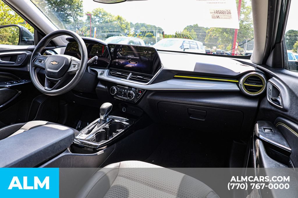 Used 2025 Chevrolet Trax LT FWD image 29