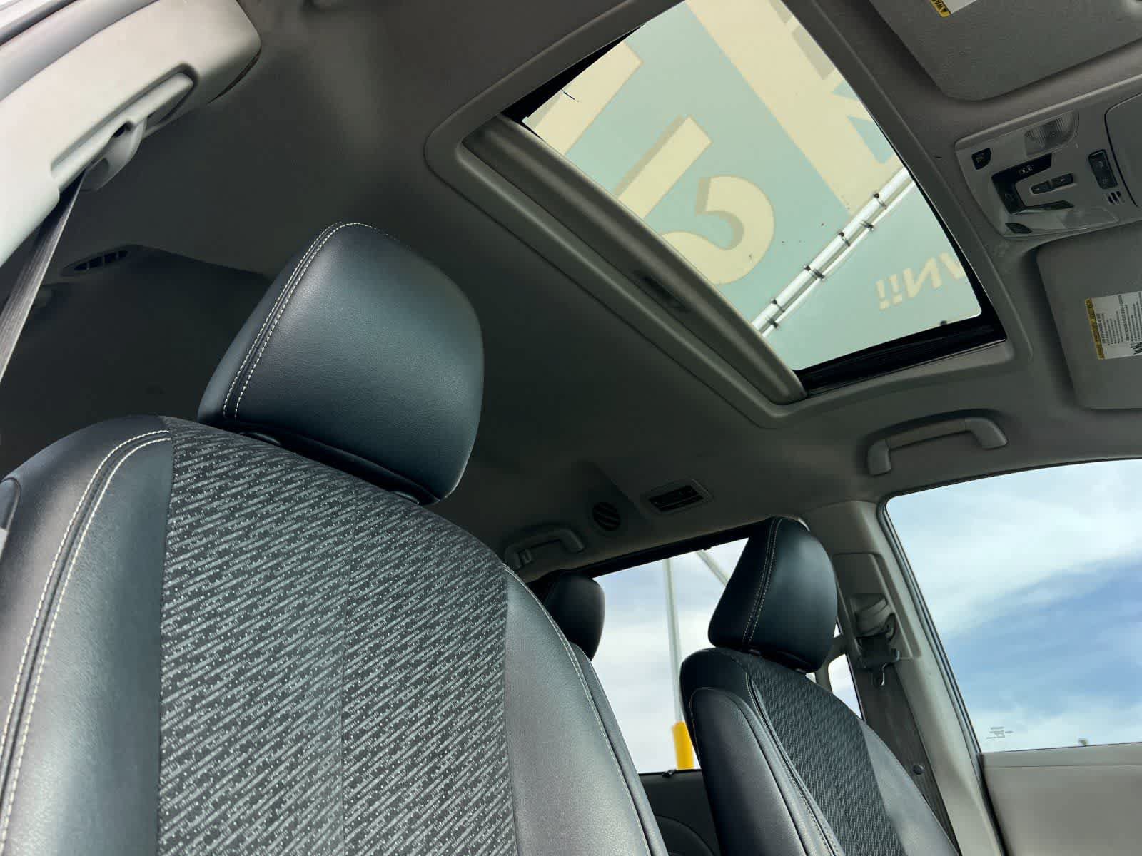 Used 2014 Toyota Sienna SE FWD image 19