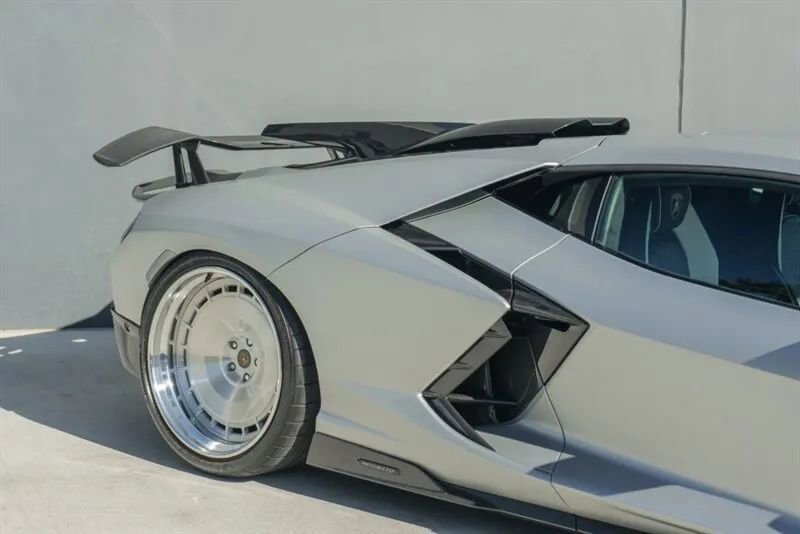 Used 2024 Lamborghini Revuelto image 40