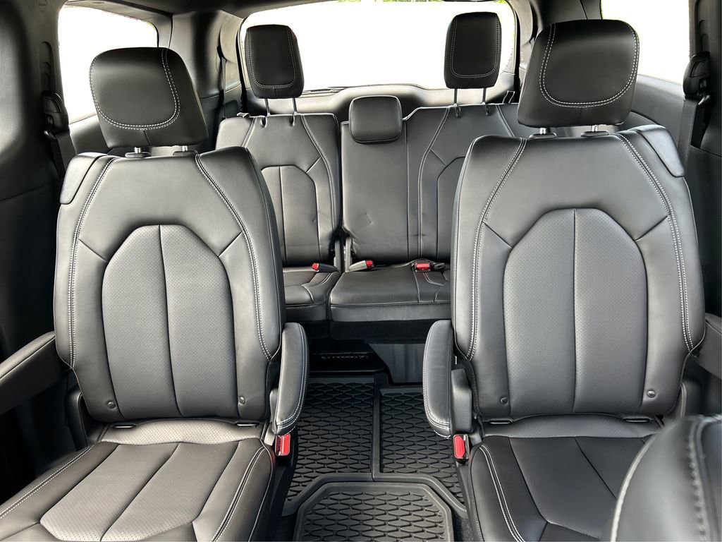 New 2025 Chrysler Voyager LX image 20