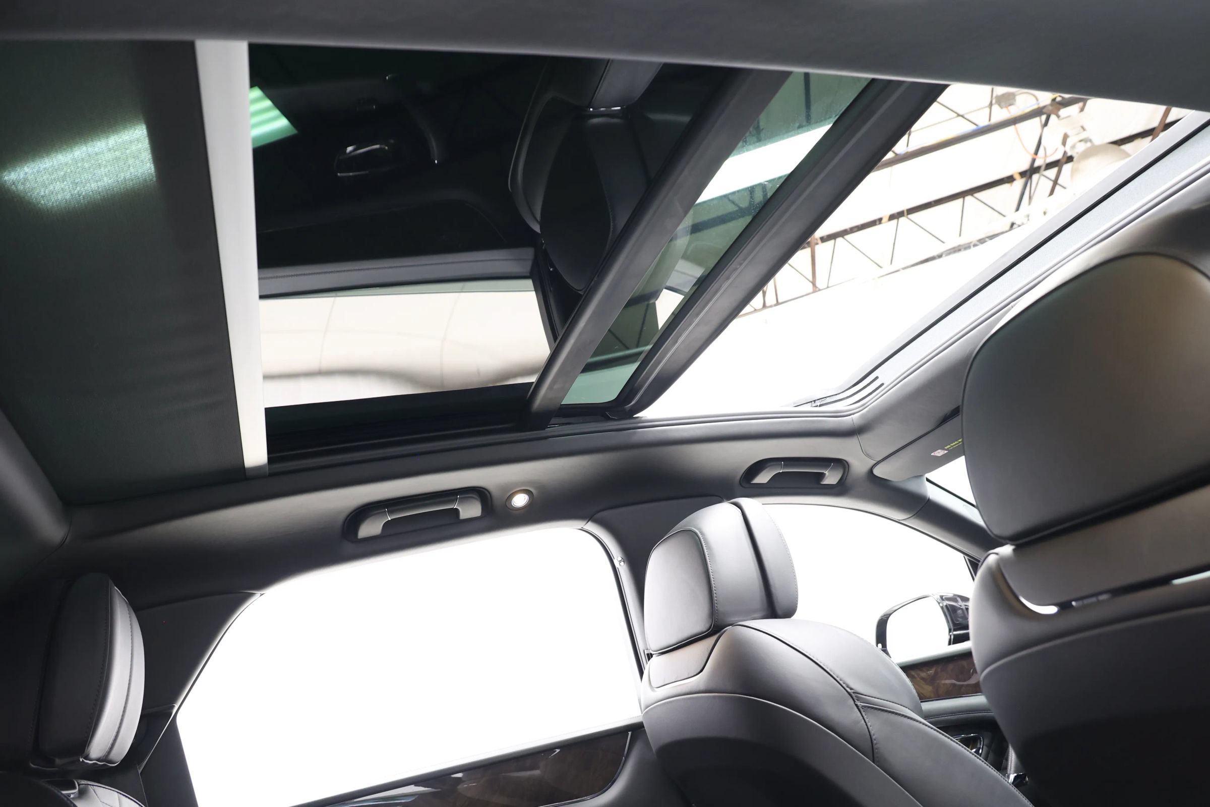 Used 2020 Bentley Bentayga Plug-In Hybrid AWD/4WD image 90