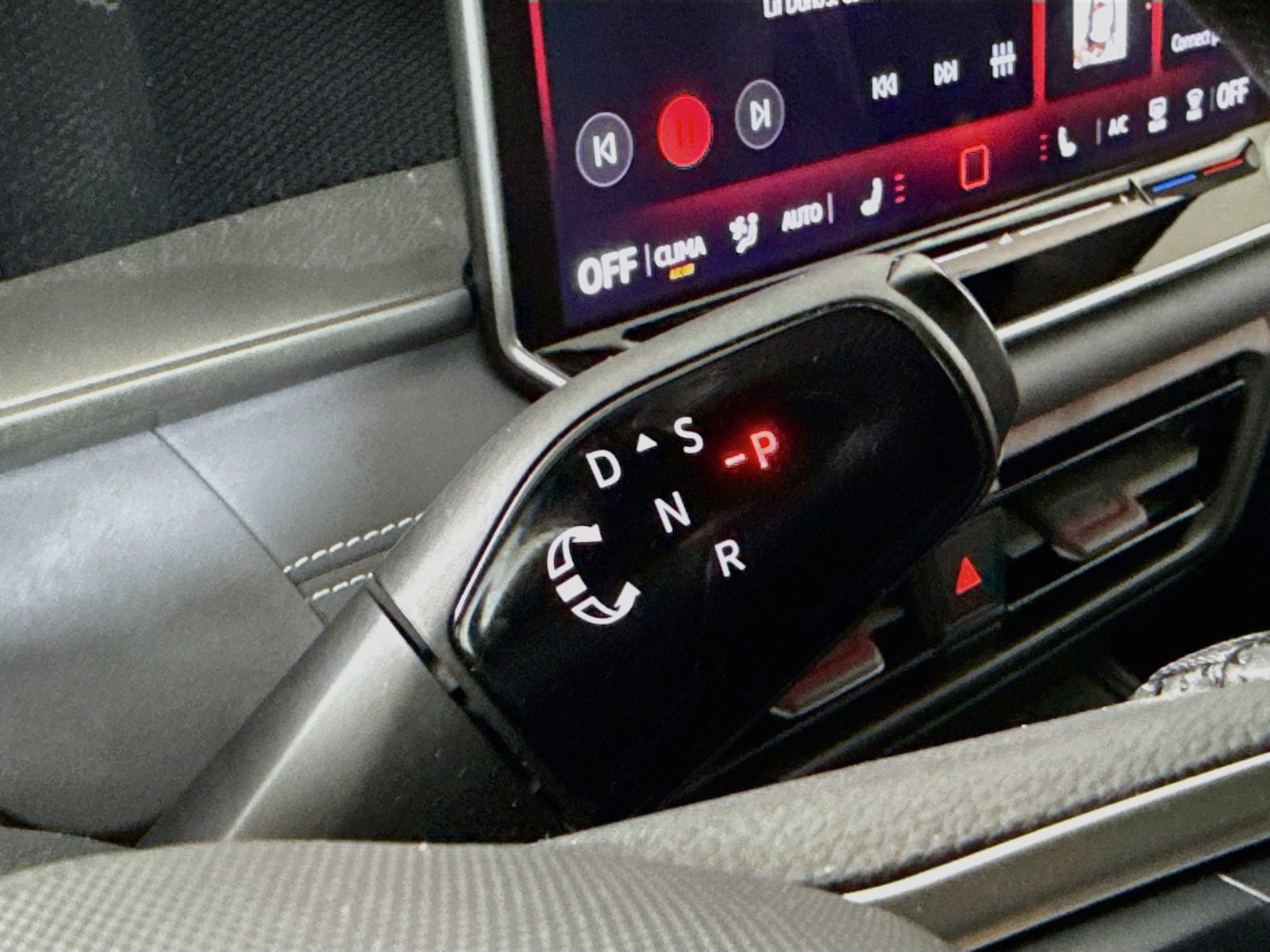 Certified 2025 Volkswagen Tiguan SE R-Line AWD/4WD image 18