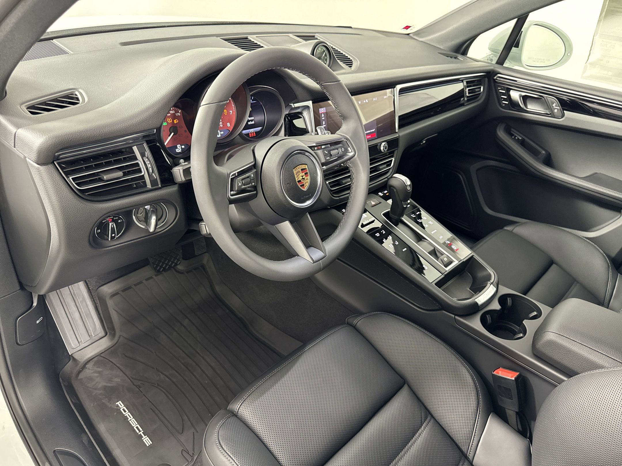 Used 2025 Porsche Macan image 4