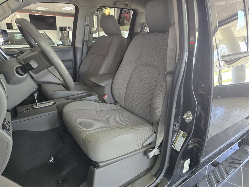 Used 2020 Nissan Frontier SV w/ Midnight Edition Floor Mats image 9