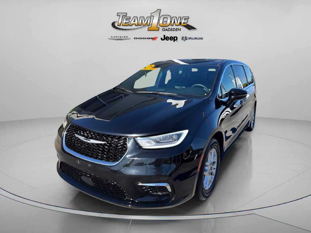 Used 2025 Chrysler Pacifica Select FWD image 4