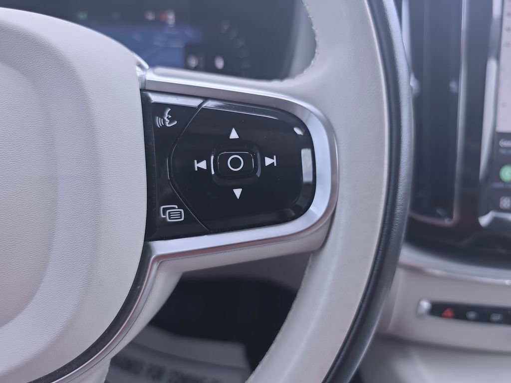 Used 2023 Volvo XC60 B5 Core image 20