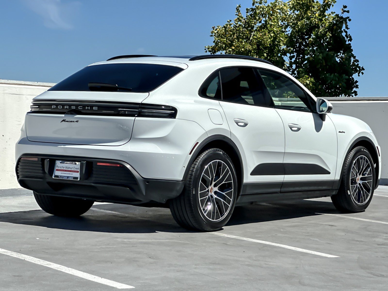 Used 2025 Porsche Macan 4 Electric AWD/4WD image 8