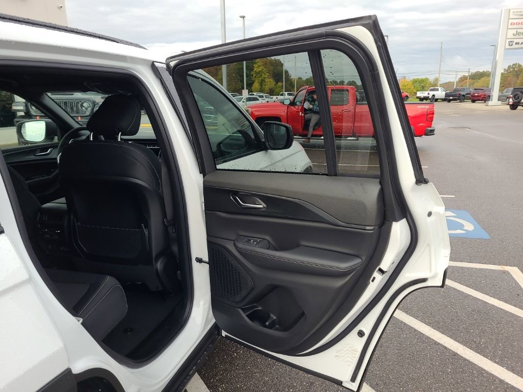 New 2025 Jeep Grand Cherokee Laredo w/ Luxury Tech Group I image 20
