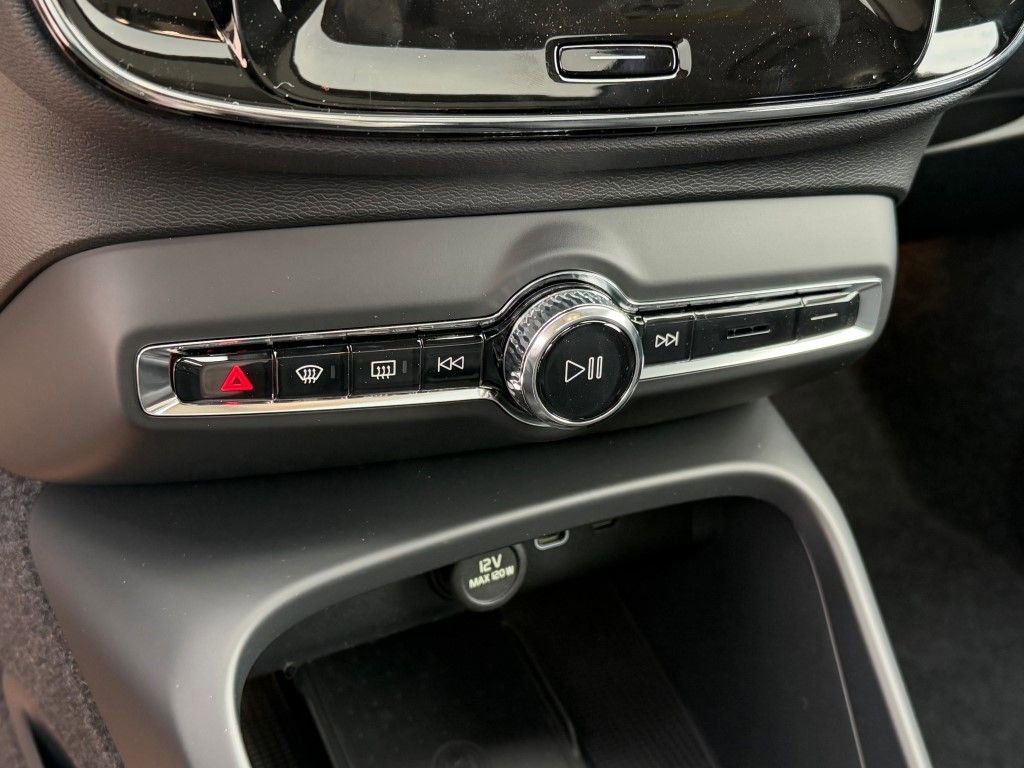 New 2026 Volvo XC40 B5 Core w/ Climate Package AWD/4WD image 24