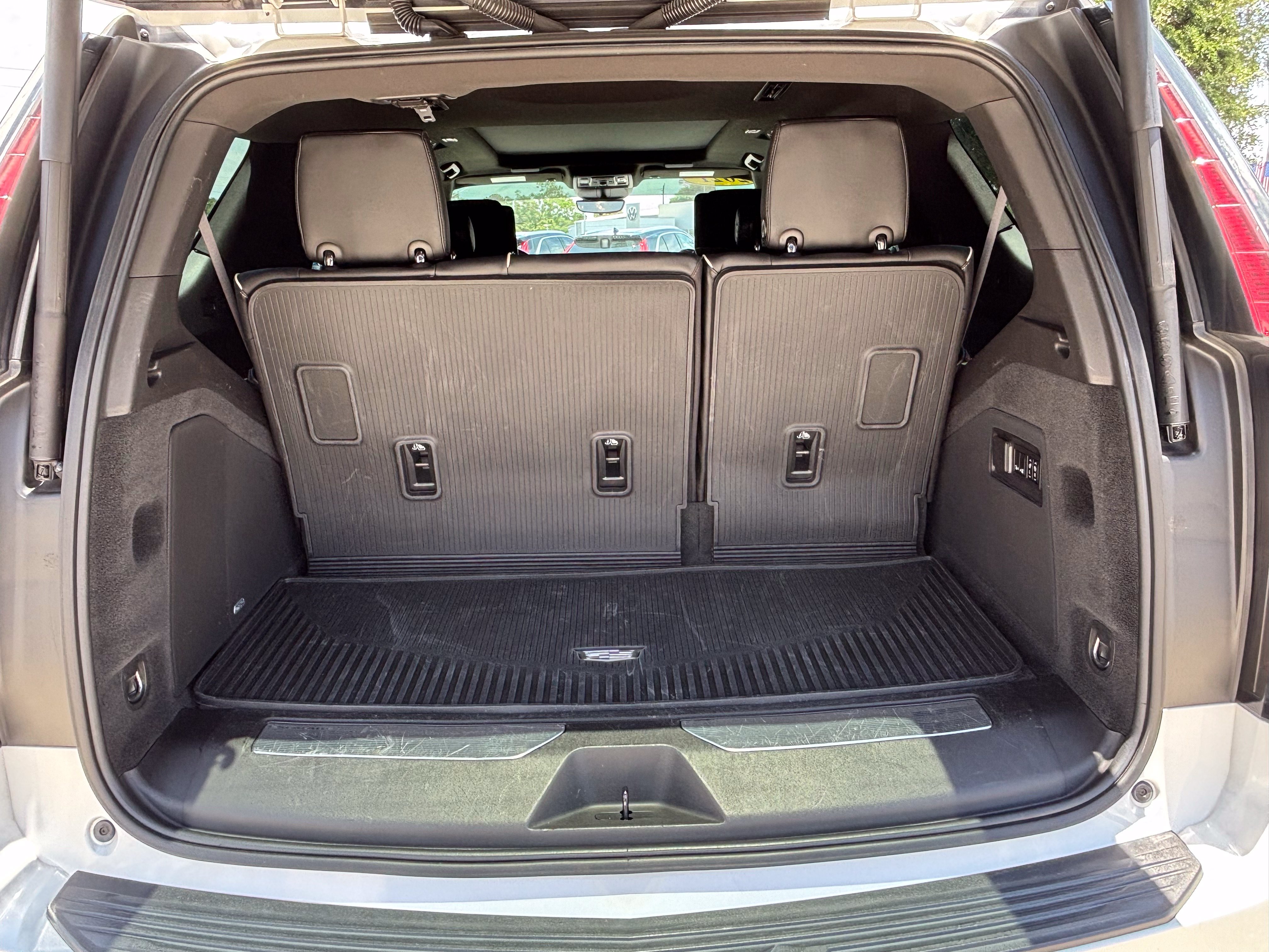 Used 2021 Cadillac Escalade Premium Luxury w/ LPO, Radiant Package AWD/4WD image 12