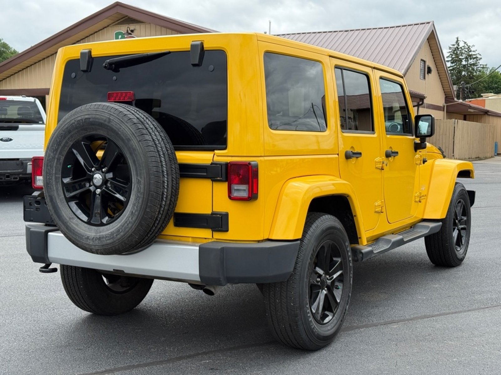 Used 2015 Jeep Wrangler Unlimited Sahara w/ Dual Top Group AWD/4WD image 8