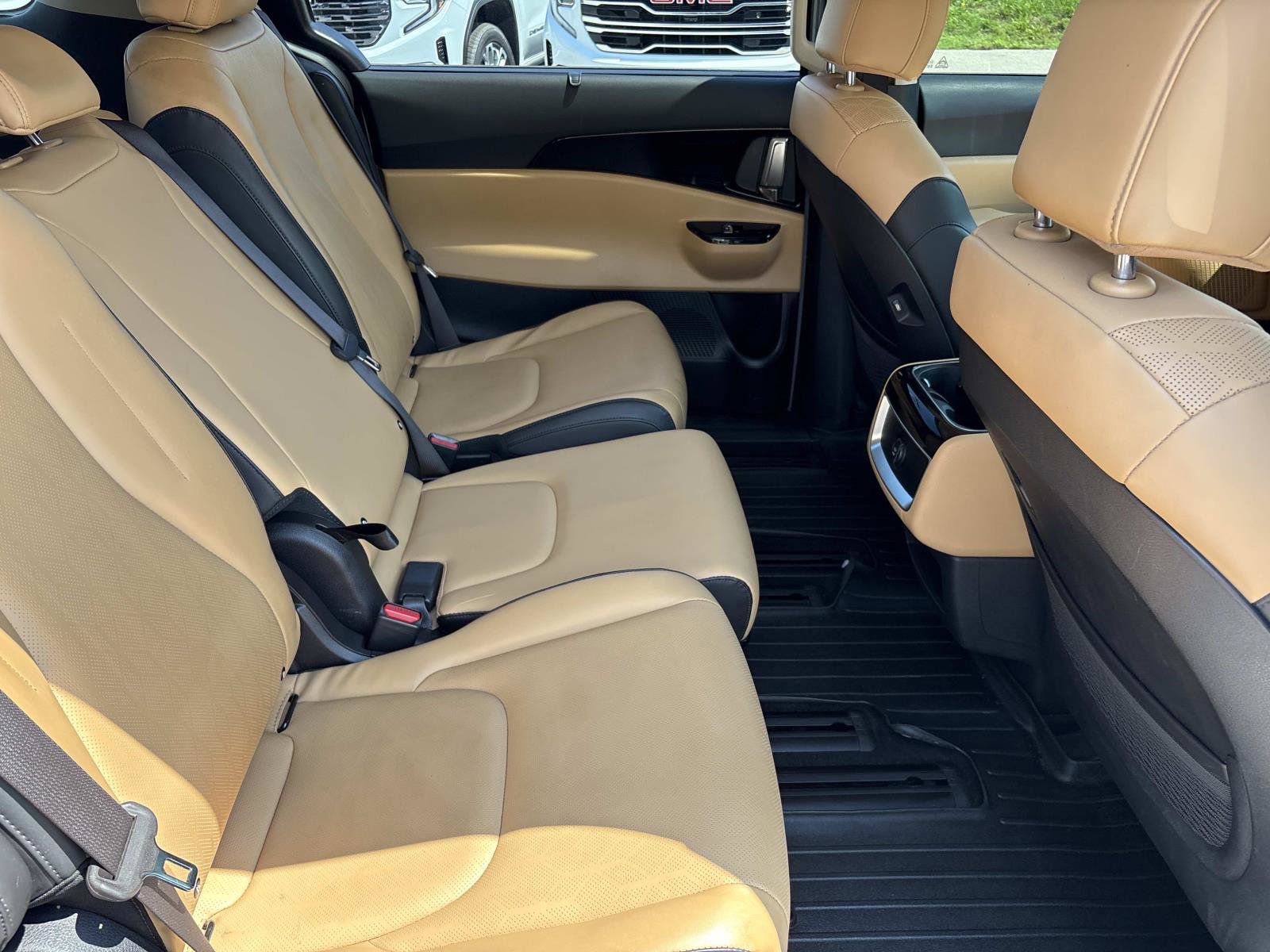 Used 2024 Kia Carnival EX FWD image 33