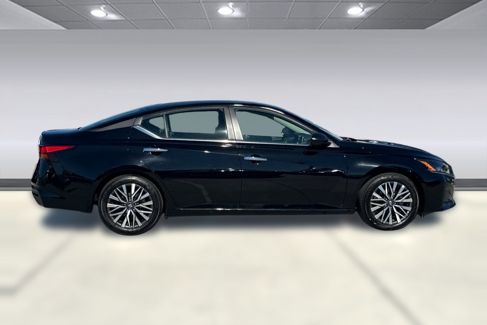 Used 2025 Nissan Altima 2.5 SV image 2