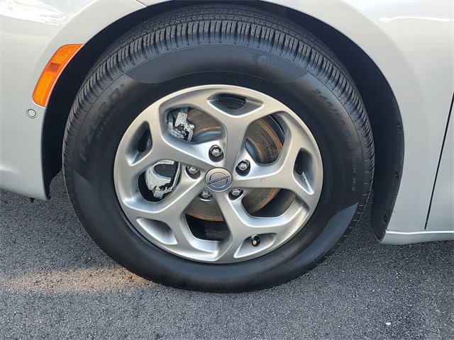 Used 2024 Chrysler Pacifica Limited w/ Uconnect Theater Family Group image 36