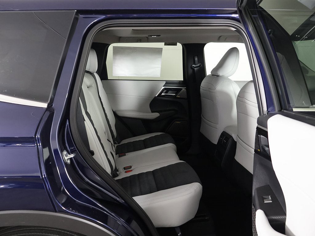 New 2025 Mitsubishi Outlander SE image 35