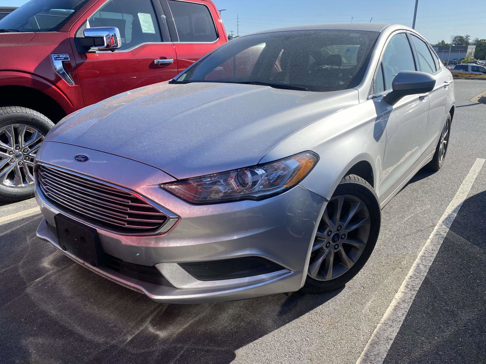 Used 2017 Ford Fusion SE w/ Fusion SE Technology Package FWD image 2
