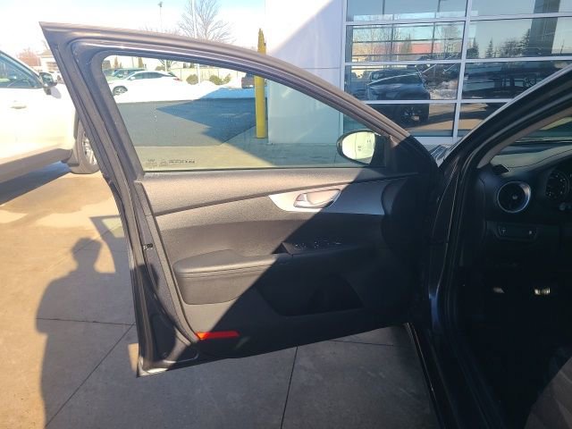Used 2023 Kia Forte LXS image 17