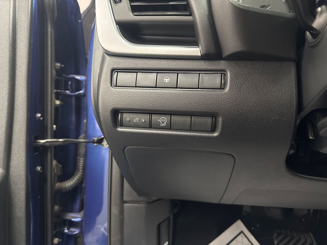 Used 2023 Nissan Rogue SV image 11