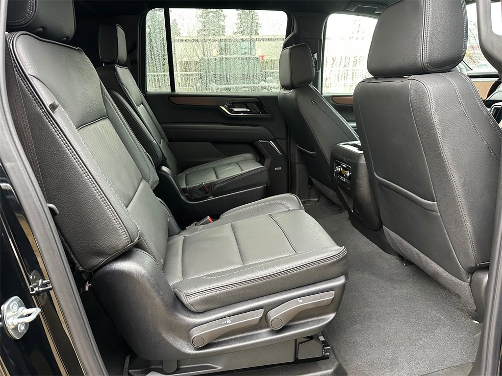 Used 2025 GMC Yukon XL Denali image 12