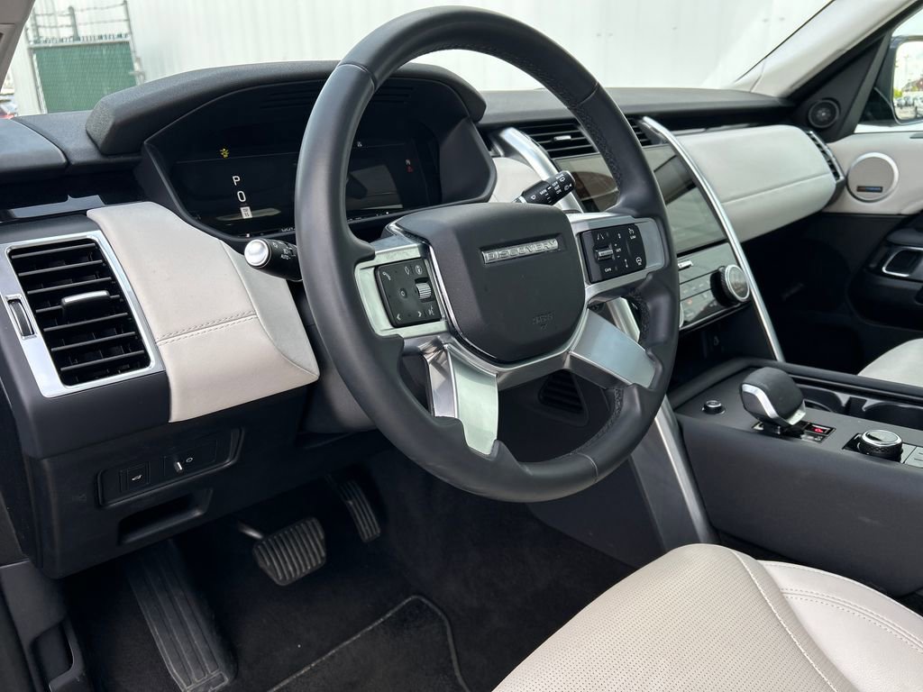 Used 2025 Land Rover Discovery S image 12