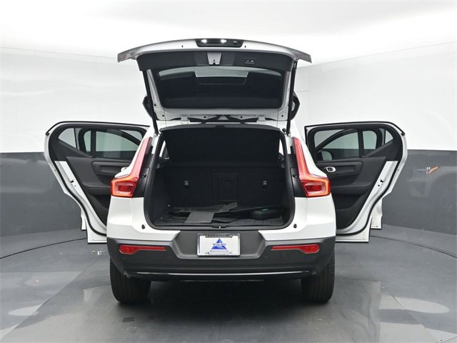 Used 2024 Volvo XC40 B5 Plus image 7