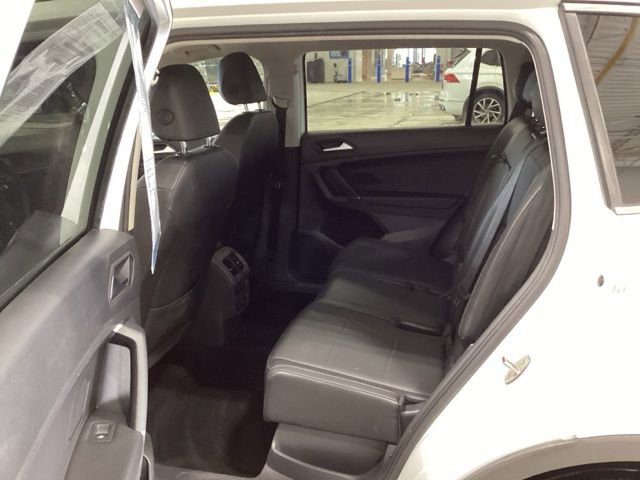 Used 2020 Volkswagen Tiguan SE w/ Panoramic Sunroof Package image 18