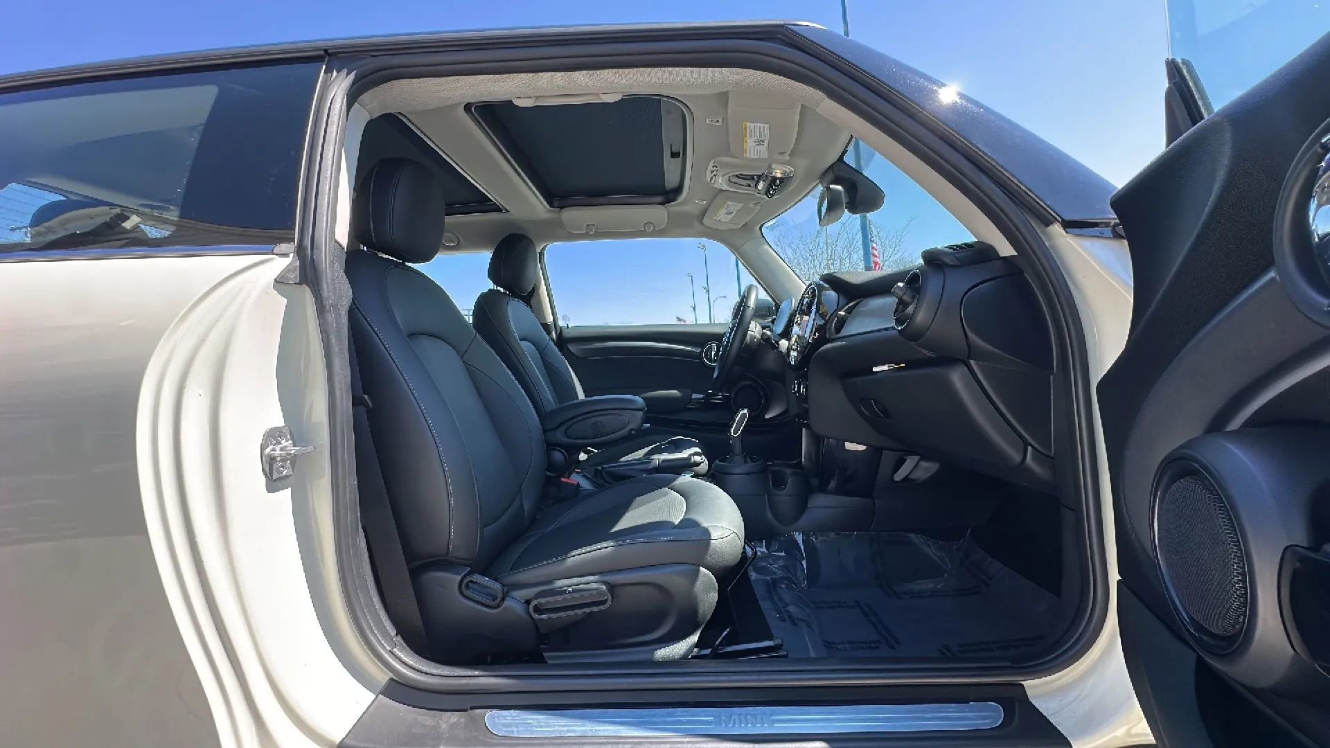 Used 2023 MINI Cooper 2-Door Hardtop image 24