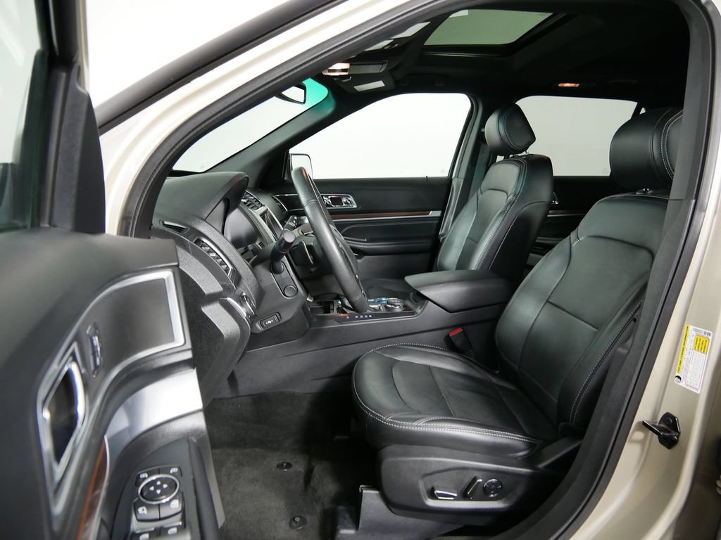 Used 2017 Ford Explorer Limited w/ Equipment Group 301A AWD/4WD image 15