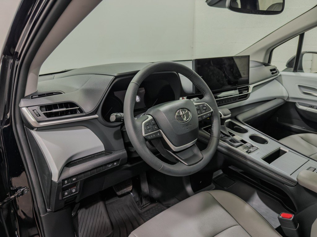 Used 2025 Toyota Sienna XLE AWD/4WD image 14