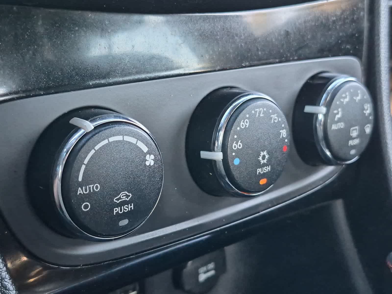 Used 2013 Chrysler 200 Limited FWD image 29
