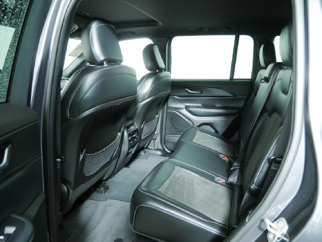 Used 2023 Jeep Grand Cherokee Altitude AWD/4WD image 16